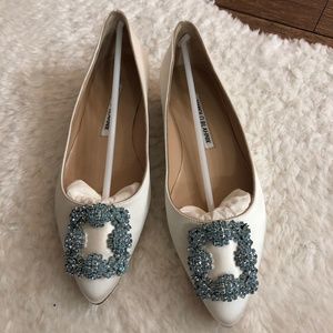 manolo blahnik white satin hangisi flat
